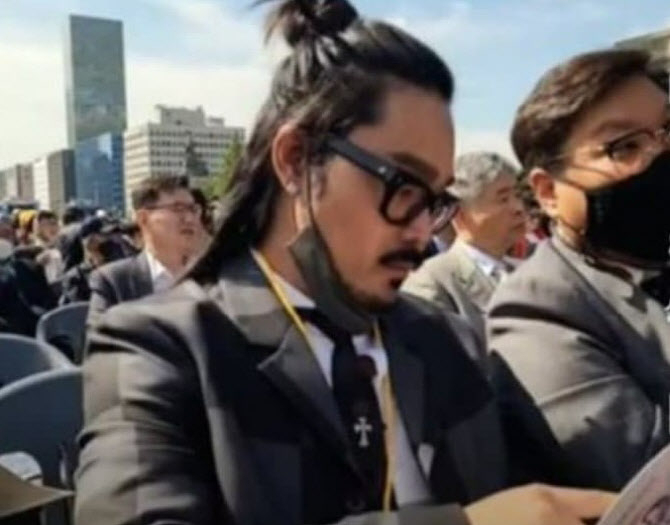 문재인 전 대통령 사저에서 시위를 벌이고 있는 유튜버 안정권 씨가 윤석열 대통령 취임식에 참석한 모습. [온라인 커뮤니티]