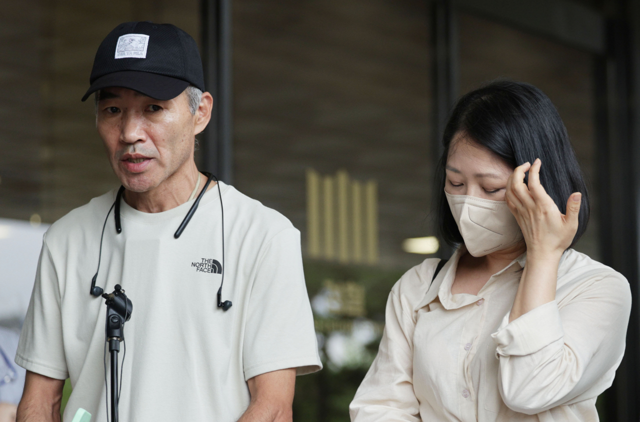 2020년 9월 북한군에 피살된 해양수산부 서해어업관리단 소속 공무원 고(故) 이대준 씨의 형 이래진 씨가 2022년 6월 29일 오후 서울 중앙지검 앞에서 취재진 질문에 답하고 있다. 이씨는 지난달 22일 서훈 전 국가안보실장과 김종호 전 청와대 민정수석, 이광철 전 민정비서관을 공무집행방해, 직권남용, 허위공문서작성 등 혐의로 서울중앙지검에 고발했다. [연합]