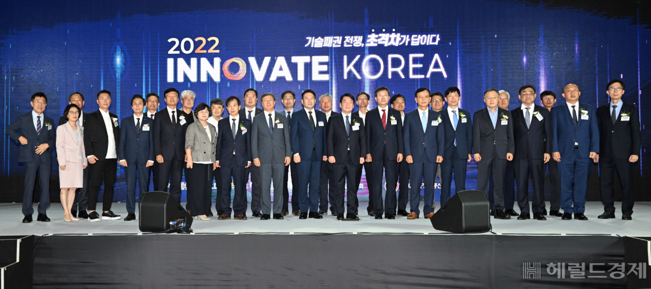 ICT 과학기술행사 ‘이노베이트코리아 2022’가 ‘기술패권 전쟁, 초격차가 답이다’를 주제로 13일 세종시 고려대 세종캠퍼스에서 개최됐다. 오전 발표를 마친 후 주요 내빈들이 기념촬영을 하고 있다. 신형식(왼쪽부터) 한국기초과학지원연구원장, 정은주 안전성평가연구소장, 한석윤 한국철도기술연구원장, 김세규 비브스스튜디오 대표, 김재수 한국과학기술정보연구원(KISTI) 원장, 박현민 한국표준과학연구원장, 윤동식 KT크라우드 대표, 김현민 국가수리과학연구소장, 이미혜 한국화학연구원장, 황용수 한국원자력통제기술원장, 이광형 한국과학기술원(KAIST) 총장, 김장성 한국생명공학연구원장, 김복철 국가과학기술연구회(NST) 이사장, 김대수 한국과학기술원(KAIST) 교수, 전창협 헤럴드 대표이사, 이진용 한국한의학연구원장, 안철수 국회의원, 이석래 국립중앙과학관장, 정진택 고려대 총장, 강병삼 연구개발특구진흥재단 이사장, 윤석진 한국과학기술연구원(KIST) 원장, 박영준 두나무 부사장, 오태석 과학기술정보통신부 차관, 이상률 한국항공우주연구원장, 이평구 한국지질자원연구원장, 김무환 포항공과대(포스텍) 총장, 김형곤 헤럴드 이사, 김영 고려대 세종캠퍼스 부총장, 이용훈 울산과학기술원(UNIST) 총장. [세종=임세준 기자]