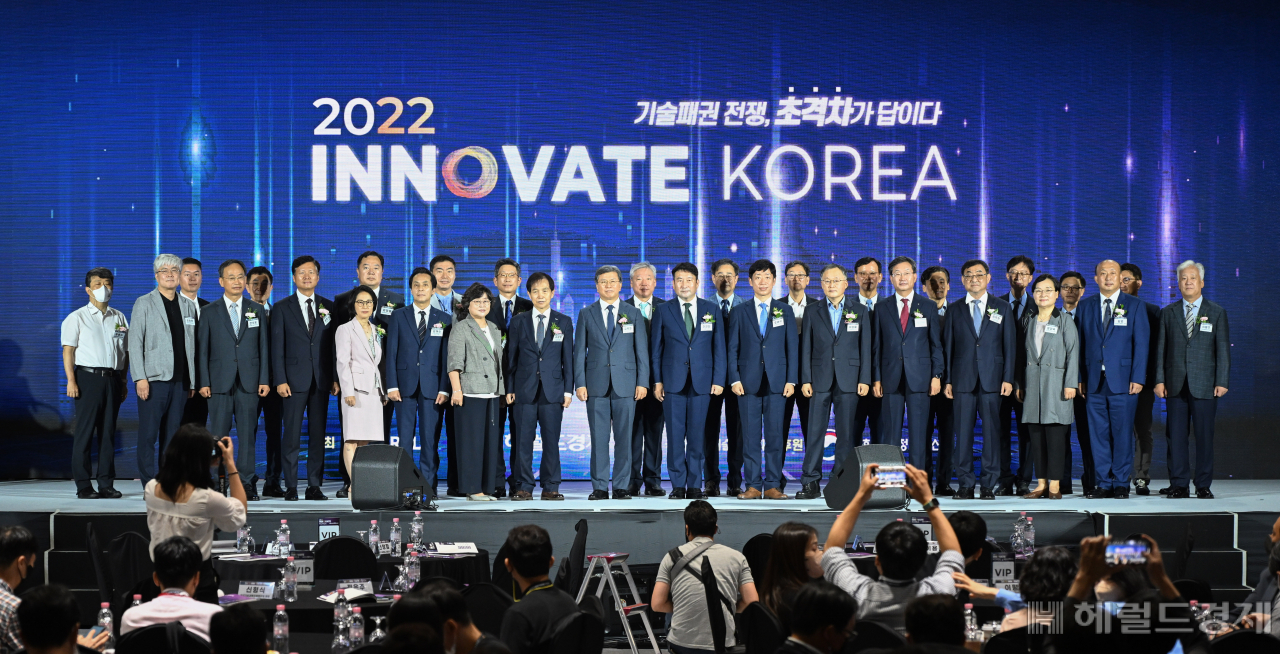 올해로 6회째를 맞는 대규모 ICT·과학기술행사인 ‘이노베이트코리아 2022’가 ‘기술패권 전쟁, 초격차가 답이다’를 주제로 13일 오전 세종시 고려대 세종캠퍼스에서 열려 내빈들이 기념사진을 촬영하고 있다. 황용수(왼쪽부터) 한국원자력통제기술원장, 김현민 국가수리과학연구소장, 김세규 비브스튜디오스 대표, 한석윤 한국철도기술연구원장, 신형식 한국기초과학지원연구원장, 윤동식 KT클라우드 대표, 정은주 안전성평가연구소장, 김장성 한국생명공학연구원장, 김재수 한국과학기술정보연구원(KISTI) 원장, 박상진 한국기계연구원장, 이미혜 한국화학연구원장, 박현민 한국표준과학연구원장, 이광형 한국과학기술원(KAIST) 총장, 김복철 국가과학기술연구회 이사장, 이진용 한국한의학연구원장, 전창협 헤럴드 대표이사, 김대수 한국과학기술원(KAIST) 교수, 오태석 과학기술정보통신부 차관, 이석래 국립중앙과학관장, 이상률 한국항공우주연구원장, 윤석진 한국과학기술연구원(KIST) 원장, 정진택 고려대 총장, 강병삼 연구개발특구진흥재단 이사장, 김무환 포항공과대(POSTECH) 총장, 이용훈 울산과학기술원(UNIST) 총장, 문미옥 과학기술정책연구원장, 정병선 한국과학기술기획평가원(KISTEP) 원장, 김영 고려대 세종캠퍼스 부총장, 박영준 두나무(업비트) 부사장, 이평구 한국지질자원연구원장. [세종=임세준 기자]