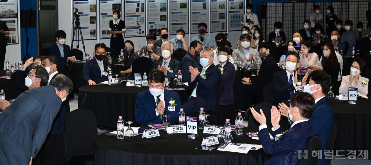 13일 고려대 세종캠퍼스에서 열린 ‘이노베이트코리아 2022’에서 참석자들이 내빈 소개를 듣고 손뼉을 치고 있다. 이날 행사에는 수많은 ICT·과학기술 관계자가 참석해 자리를 가득 채웠다. 학계·정부·스타트업 인사 등이 총출동해 명실상부 국내 대표 ICT·과학기술행사로 자리 잡았다. [세종=박해묵 기자]