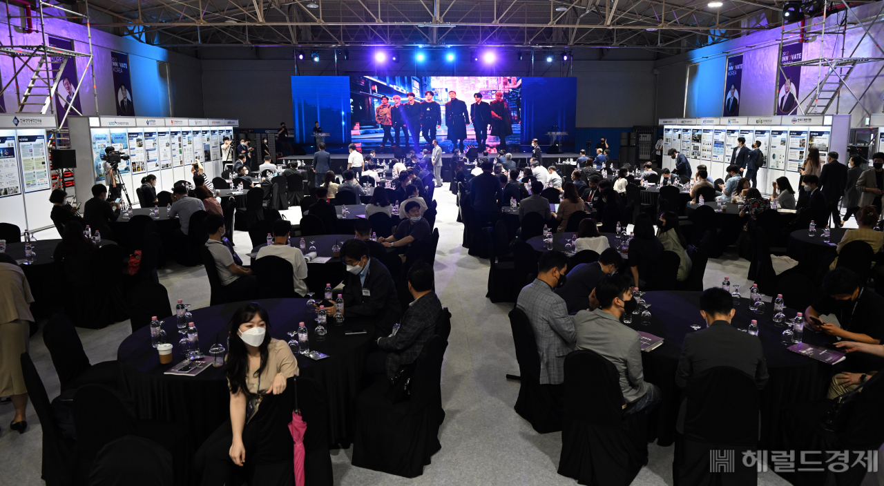 13일 고려대 세종캠퍼스에서 ‘기술패권 전쟁, 초격차가 답이다’를 주제로 열린 ‘이노베이트코리아 2022’ 행사장이 참석자들로 가득 차 있다. 이날 행사에는 수많은 ICT·과학기술 관계자들이 참석해 자리를 가득 채웠다. 학계·정부·스타트업 인사 등이 총출동해 명실상부 국내 대표 ICT·과학기술행사로 자리 잡았다. [세종=임세준 기자]