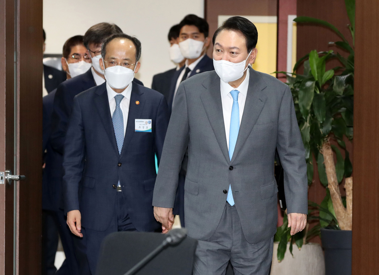 윤석열 대통령이 14일 오전 서울 중구 서민금융통합지원센터에서 열린 제2차 비상경제민생회의에서 회의장으로 입장하고 있다. [연합]