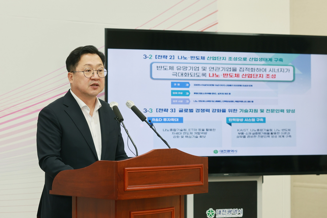 이장우 대전시장이 14일 브리핑을 열고 나노·반도체산업을 핵심 주력산업으로 육성하겠다는 비전을 밝히고 있다.