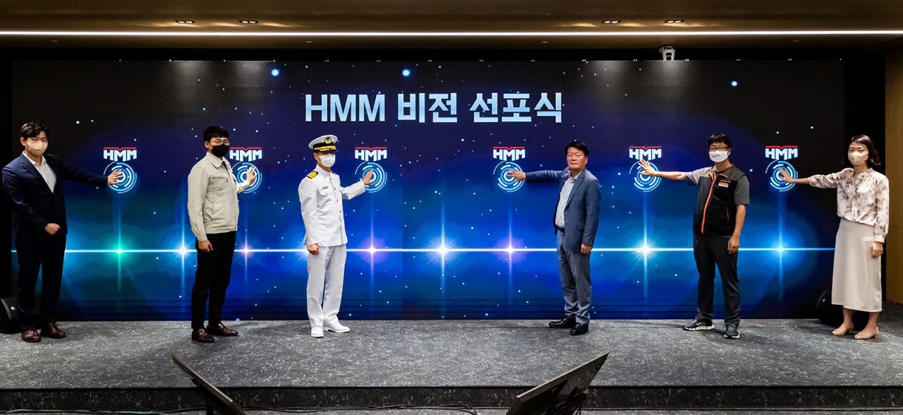 14일 여의도 본사에서 개최된 HMM 중장기 전략 설명회에서 김경배(오른쪽 세번째) HMM 대표이사와 직원들이 비전을 선포하고 있다. [HMM 제공]