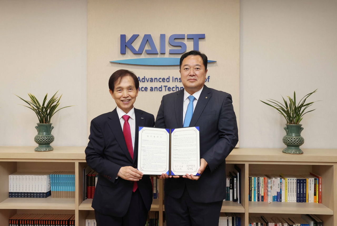 KAIST-생명연 합성생물학 연구 및 바이오파운드리 공동 구축을 위한 업무 협약 체결식 사진 (왼쪽부터) 이광형 KAIST 총장과 김장성 한국생명공학연구원장.[KAIST 제공]