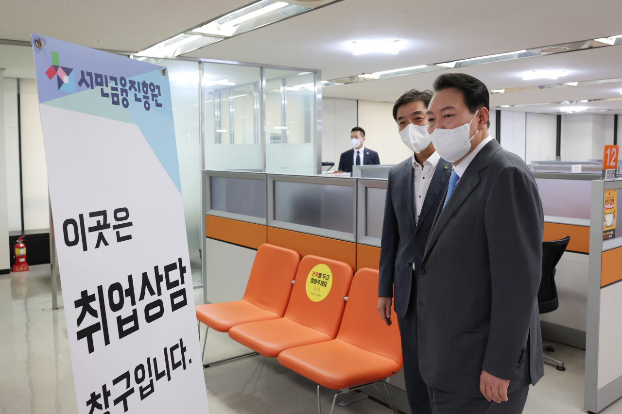 윤석열 대통령이 14일 오전 서울 중구 서민금융통합지원센터에서 열린 제2차 비상경제민생회의 참석에 앞서 취업상담 창구를 살펴보고 있다. [연합]