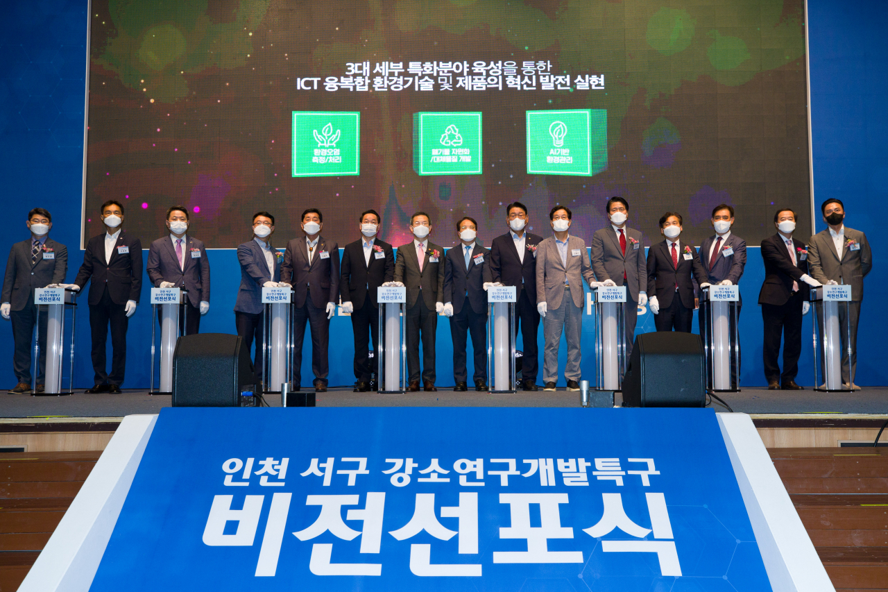 이종호 과학기술정보통신부 장관이 14일 오후 인천광역시 연수구 인천대학교 송도캠퍼스에서 열린 '인천 서구 강소특구 비전선포식' 에 참석해 유정복 인천광역시장, 박종태 인천대학교 총장, 강병삼 연구개발특구진흥재단 이사장 등과 기념촬영을 하고 있다.[과기정통부 제공]