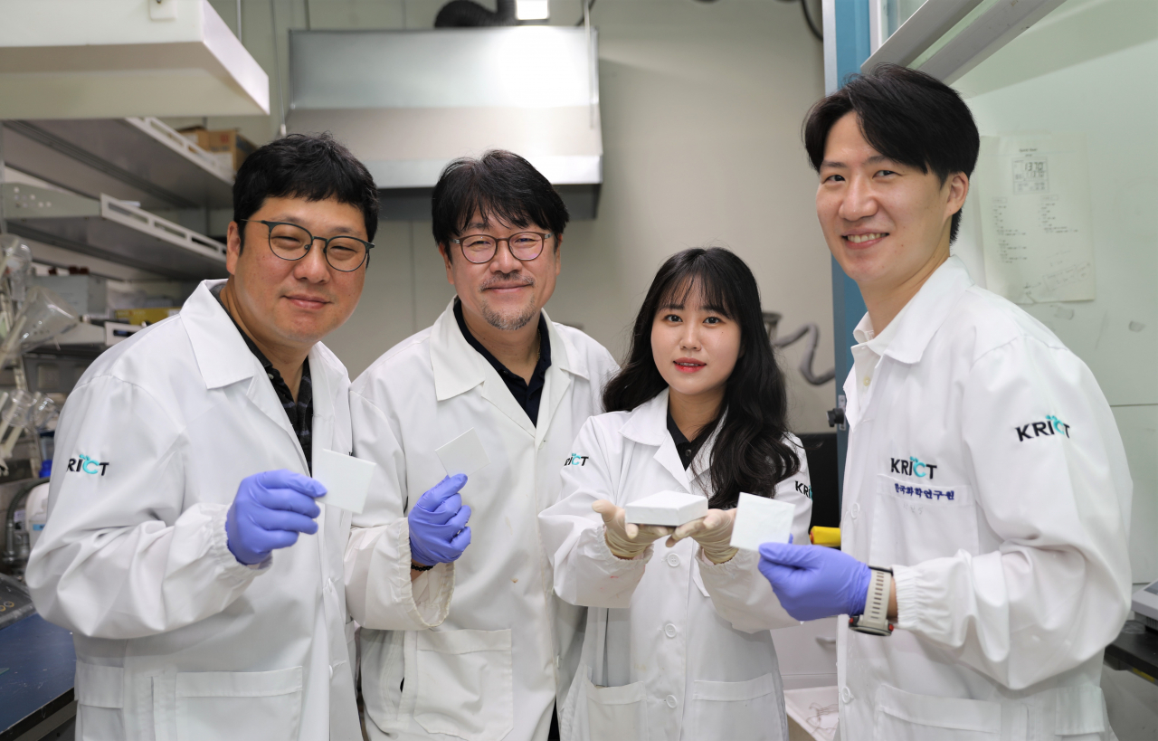 친환경 수동 복사냉각 소재 기술을 개발한 화학연, 중앙대 공동 연구팀.[한국화학연구원 제공]