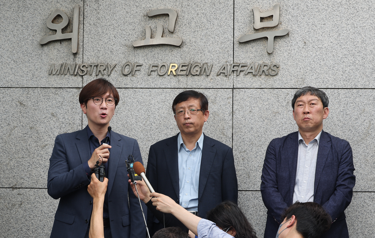 4일 오후 조현동 외교부 1차관 주재로 첫 회의가 열리는 일제 강제 징용 피해자 배상 관련 민관협의회에 참석한 강제 동원 소송 피해자 대리인단과 지원단. [연합]