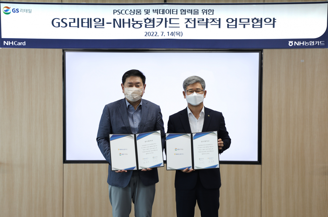 NH농협카드는 14일 GS리테일과 전략적 업무협약(MOU)을 체결했다. 윤상운 NH농협카드 사장(오른쪽)과 허연수 GS리테일 부회장이 기념촬영을 하고 있다.[NH농협카드]