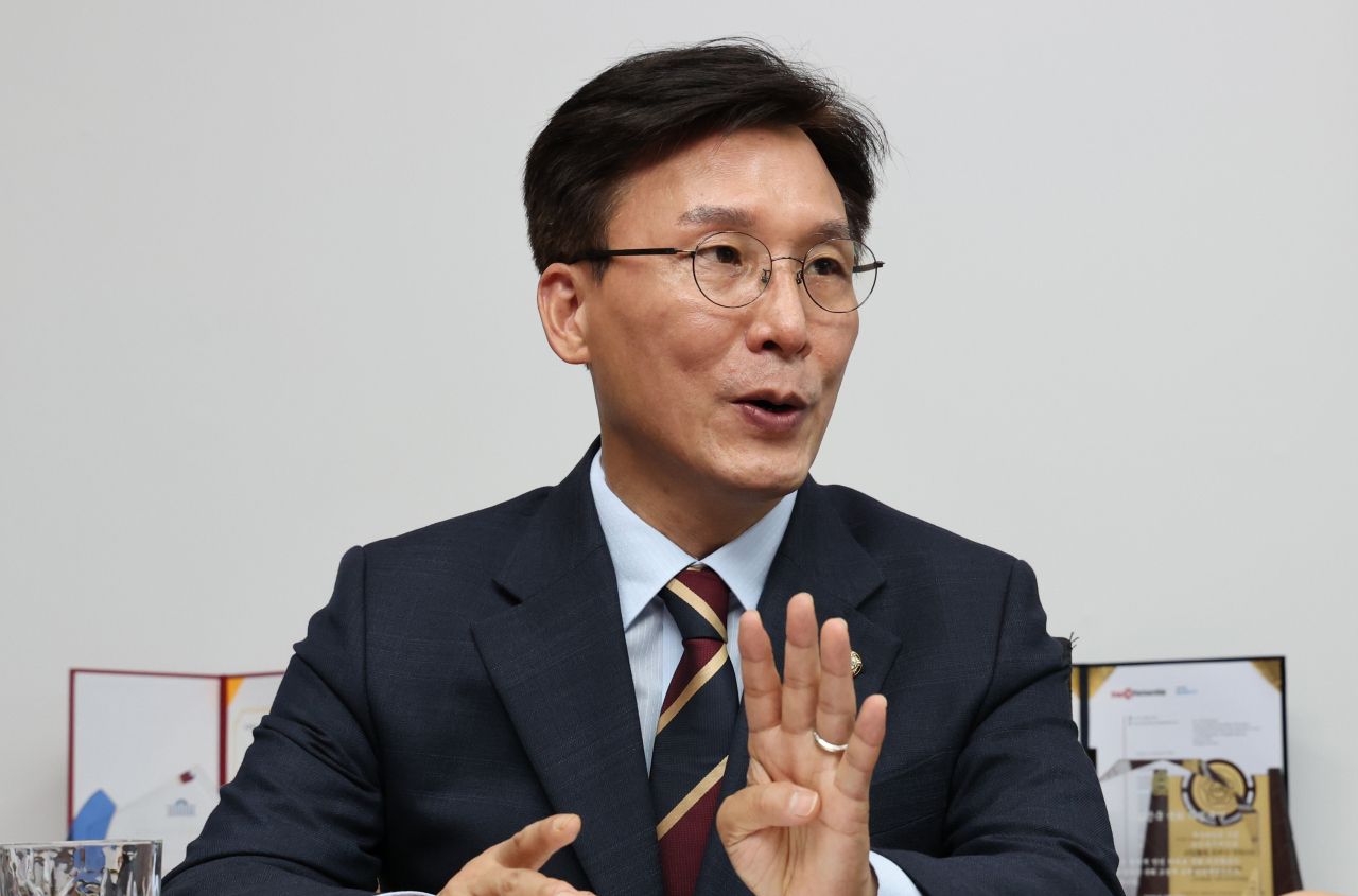 전대 출마를 예고한 더불어민주당 김민석 의원이 국회 의원회관 의원실에서 연합뉴스와 인터뷰하고 있다. [연합]