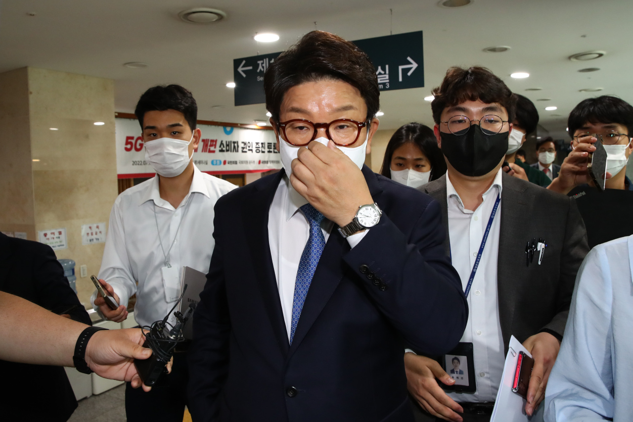 Rep. Kweon Seong-dong, floor leader of the People Power Party, takes questions from reporters Thursday. (Joint Press Corps)