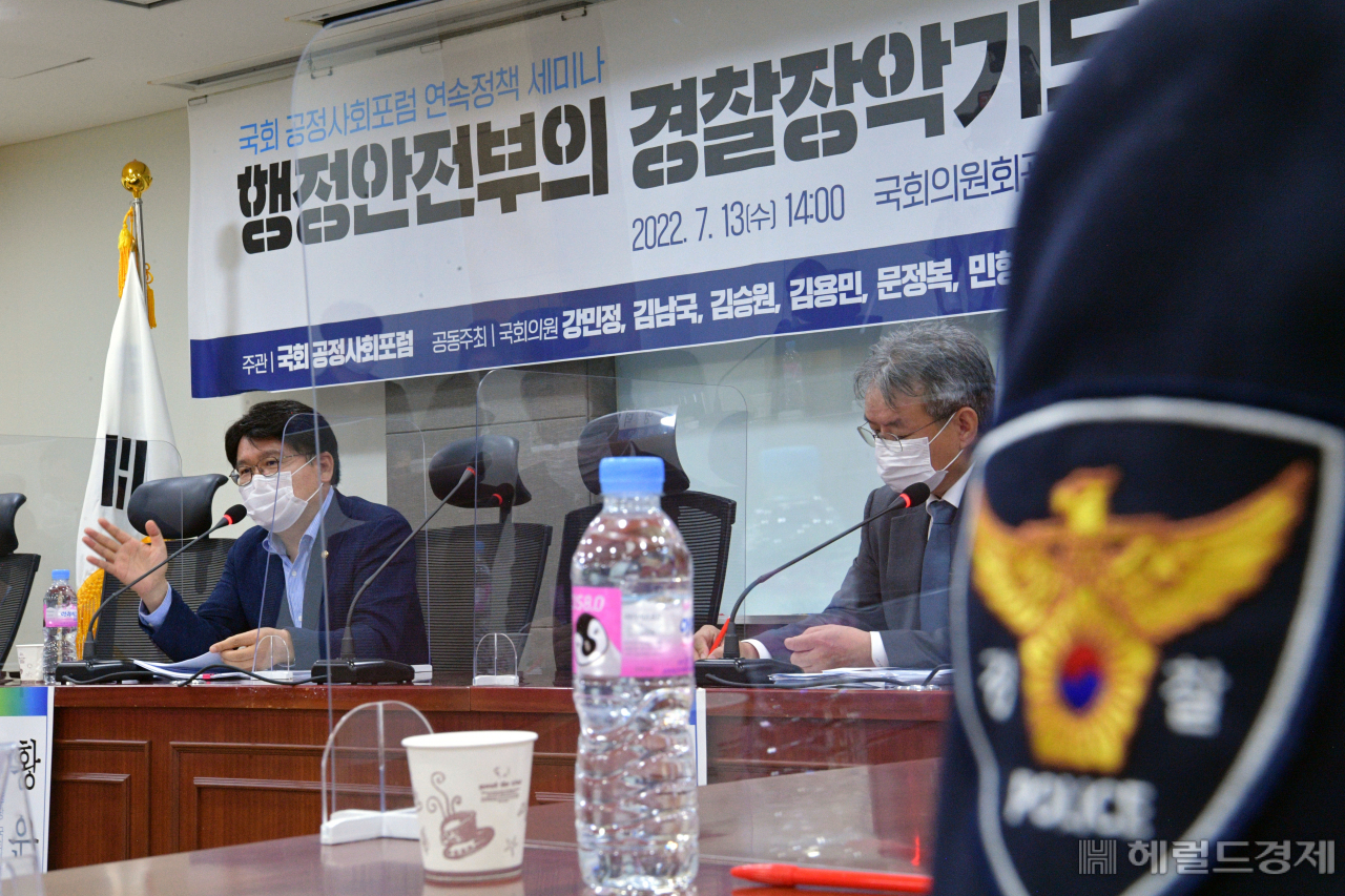 지난 13일 오후 서울 여의도 국회 의원회관에서 열린 '행정안전부의 경찰장악기도 무엇이 문제인가' 국회 공정사회포럼 연속정책 세미나에서 황운하 더불어민주당 의원이 인사말을 하고 있다. 이상섭 기자