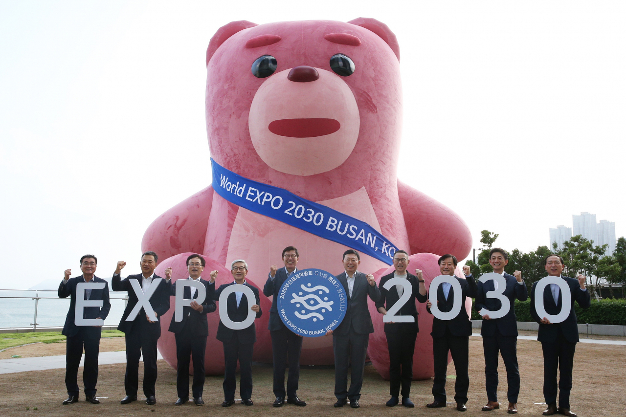 롯데는 14일 시그니엘 부산에서 ‘2022 하반기 VCM’을 진행했다. 롯데는 시그니엘 부산에 설치된 벨리곰 앞에서 부산시와 함께 2030부산세계박람회 유치를 기원했다. 사진 왼쪽에서 5번째가 박형준 부산시장, 6번째가 신동빈 롯데 회장.[롯데 제공]