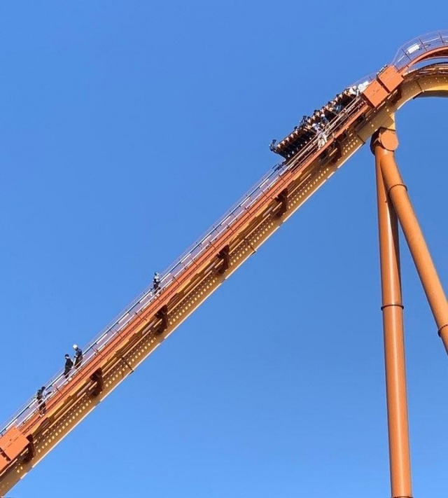 55ｍ 상공에서 멈춘 롤러코스터. [연합]