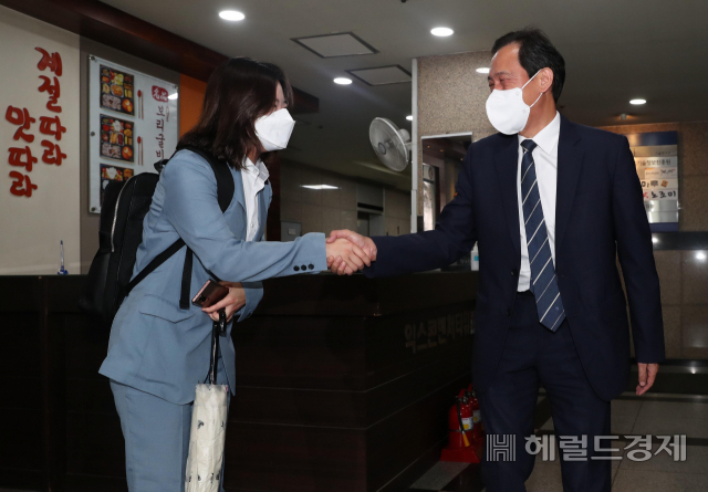우상호 더불어민주당 비상대책위원장과 박지현 전 공동비상대책위원장이 지난 13일 서울 영등포구 여의도의 한 식당에서 오찬 회동을 마친 후 인사를 나누고 있다. [이상섭 기자]