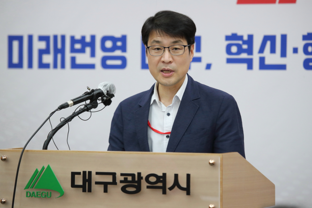 김정기 대구시 기획조정실장이 14일 기자회견을 갖고 시 부채 감축 계획을 발표하고 있다.[대구시 제공]