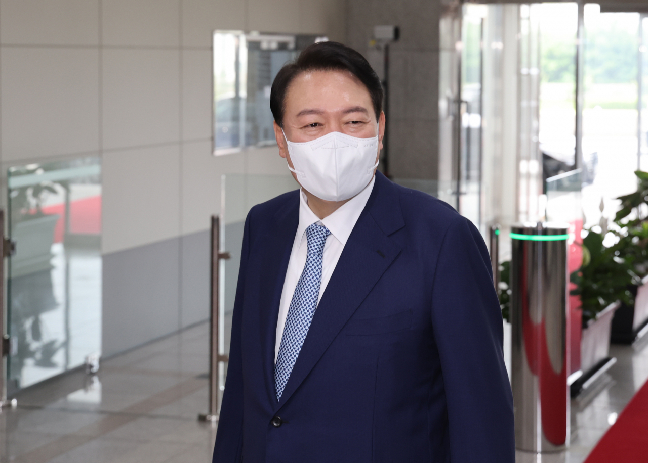 윤석열 대통령이 15일 오전 서울 용산 대통령실 청사로 출근, 기자들과 질의응답을 하고 있다. [연합]