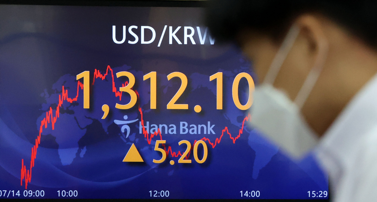 14일 오후 서울 중구 하나은행 딜링룸 전광판. 연합뉴스