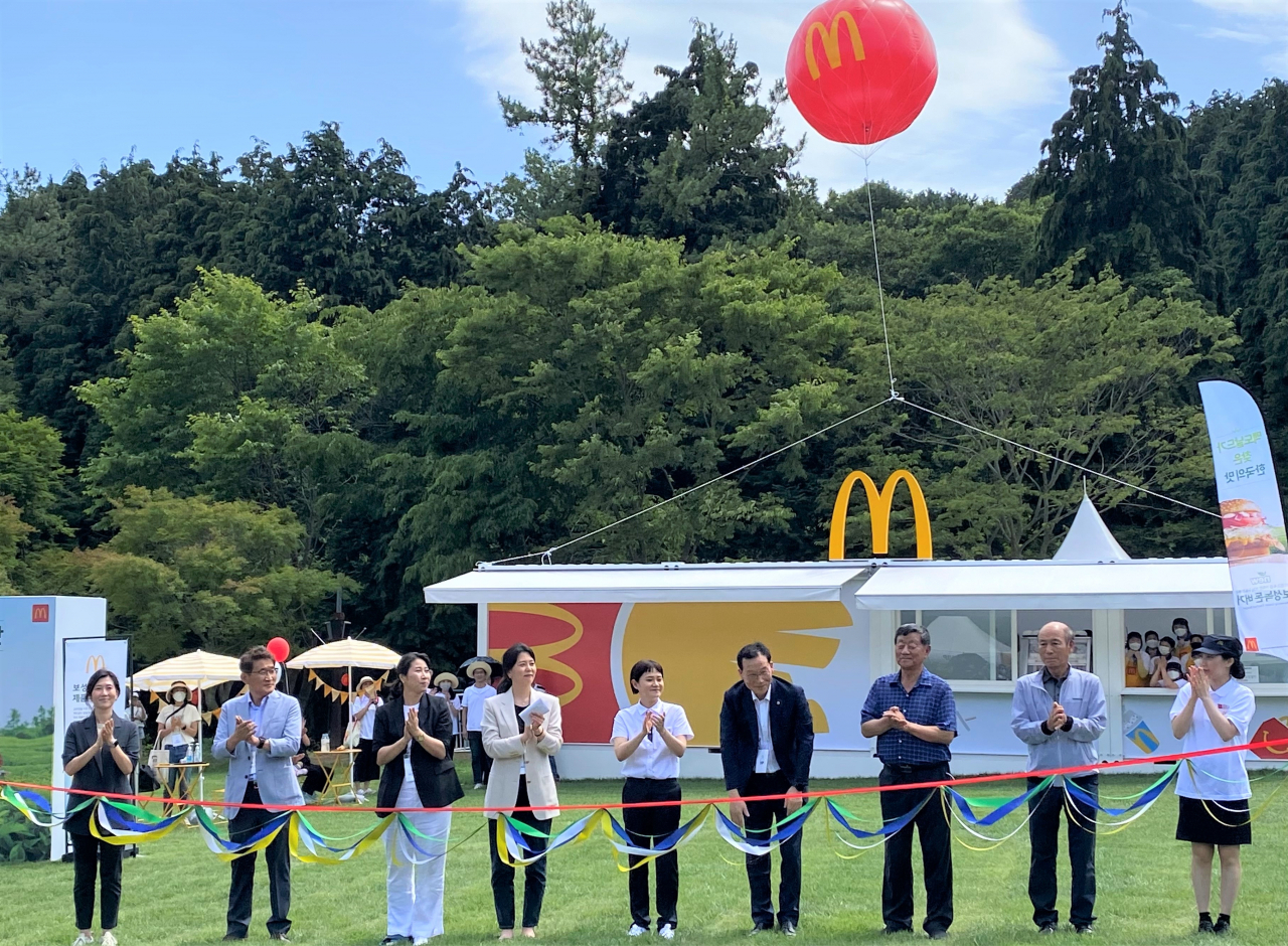 김기원 한국맥도날드 대표, 개그맨 김신영씨 김철우 보성 군수 등이 맥도날드 보성 녹돈 페스티벌에 참석해 행사를 축하하고 있다. [신주희 기자 / joohee@heraldcorp.com]