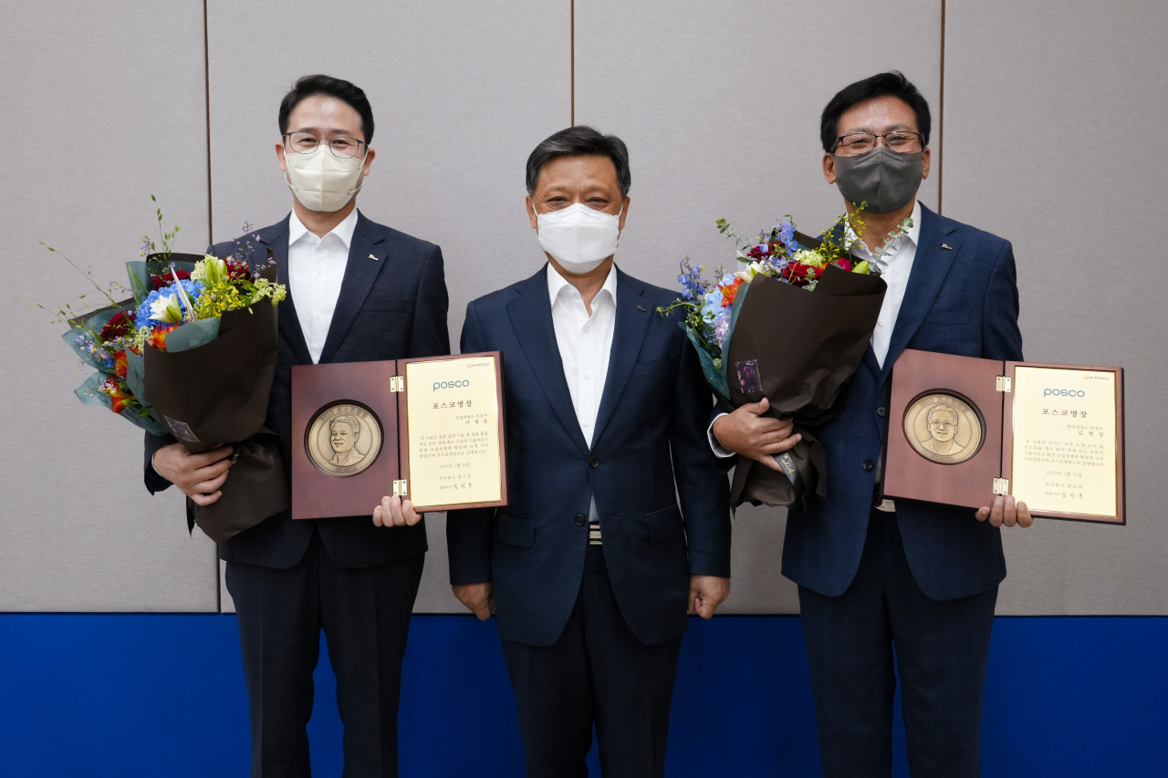 김학동(가운데) 포스코 대표이사 부회장이 이영춘(왼쪽) 포항제철소 후판부 과장과 김제성 광양제철소 화성부 차장에게 포스코 명장 임명패를 수여하고 기념사진을 촬영하고 있다. [포스코 제공]