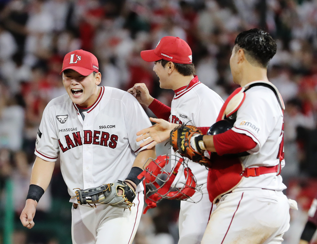 SSG Landers players celebrate their 4-1 victory over the Kiwoom Heroes in a Korea Baseball Organization regular season game at Incheon SSG Landers Field in Incheon, 30 kilometers west of Seoul, on Thursday. (Yonhap)