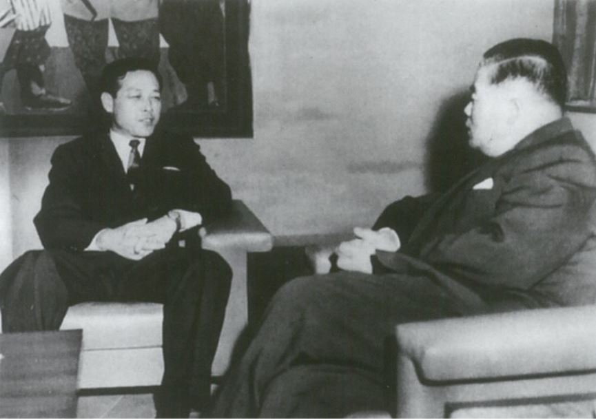 1962년 11월 12일 김종필(JP·36·왼쪽) 중앙정보 부장이 일본 외무성에서 오히라 마사요시(52) 외상과 회담하고 있다. 네 시간 가까이 진행된 마라톤 협상에서 3000만 달러로 시작한 청구권 협상 금액이 ‘6억 달러+알파’까지 올라갔다. JP는 일본 전국시대의 고사를 인용해 “도요토미 히데요시처럼 어떻게든 두견새를 울려 보자”고 설득했다. [연합뉴스]