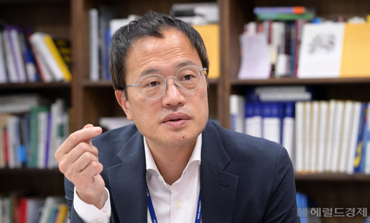 14일 오후 서울 여의도 국회 의원회관에서 더불어민주당 대표경선에 도전하는 박주민 의원이 본지와 인터뷰를 하고 있다. 이상섭 기자