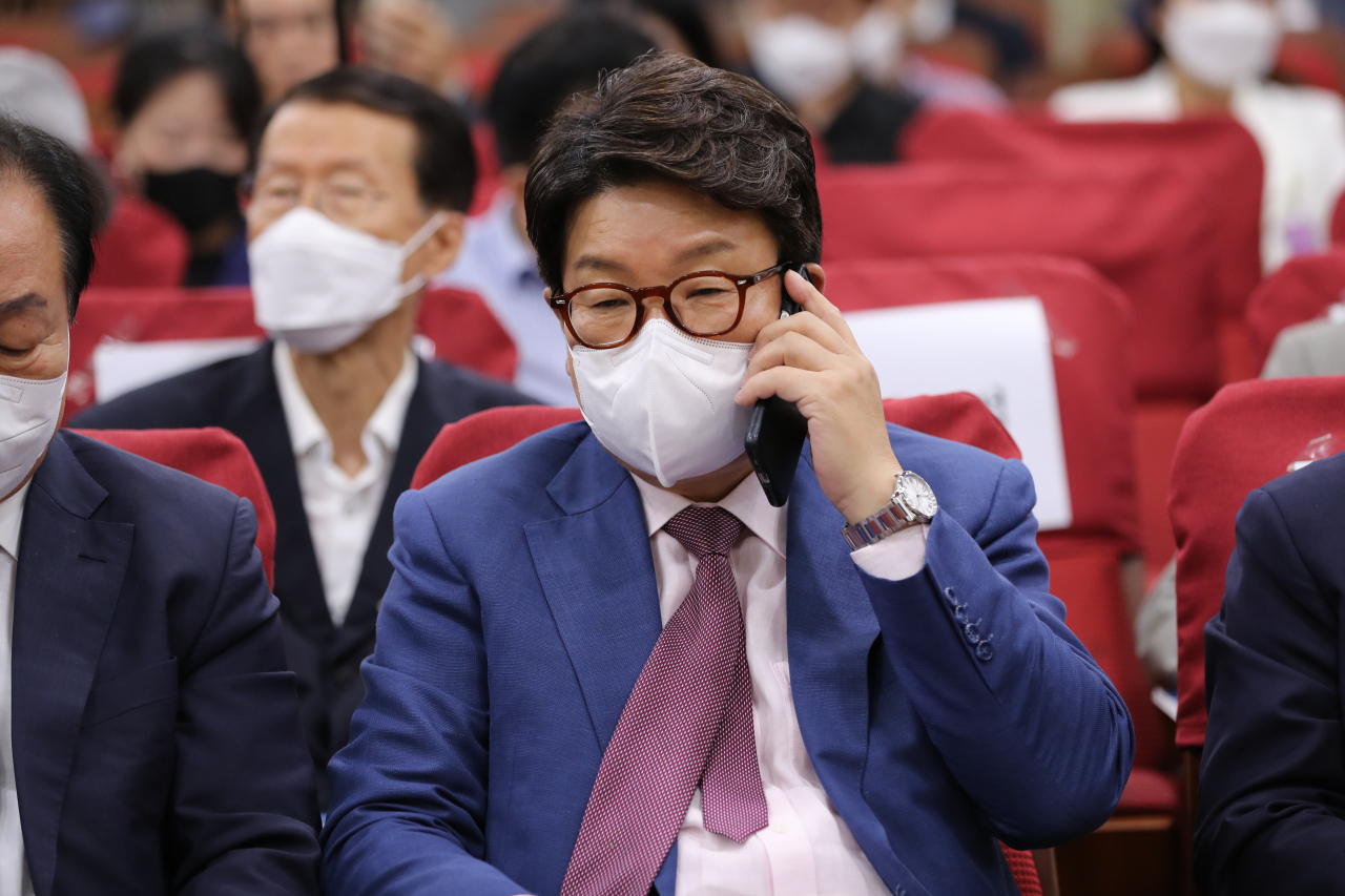 국민의힘 권성동 당 대표 직무대행 겸 원내대표가 15일 서울 여의도 국회 의원회관에서 열린 탈북 선원 강제 북송 사건에 대한 법적 고찰 및 재발 방지 방안 마련을 위한 토론회에 앞서 전화 통화를 하고 있다. 연합뉴스