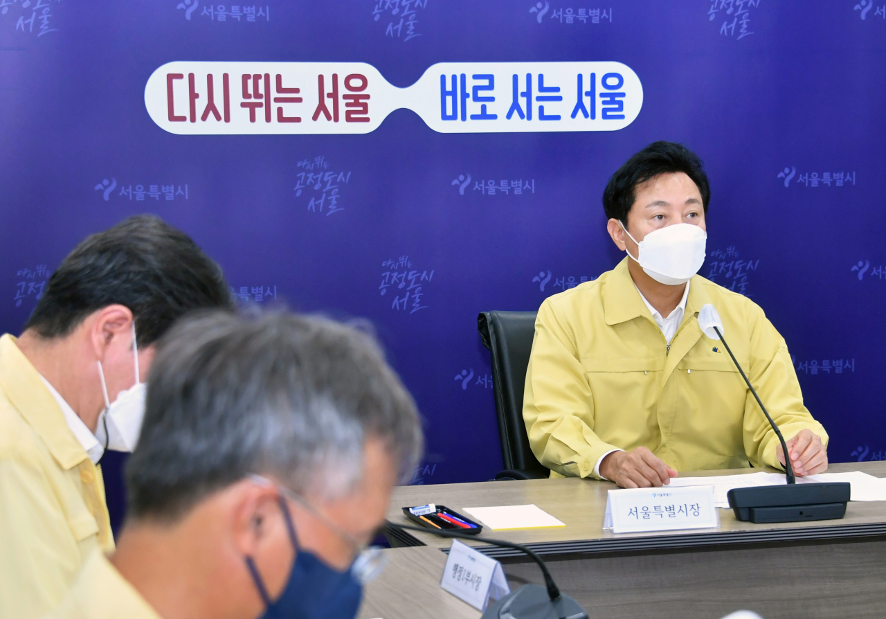 오세훈 서울시장이 15일 서울시청에서 열린 코로나19 대응 시·자치구청장 회의에서 발언하고 있다. [연합]
