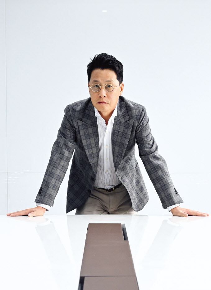 조좌진 롯데카드 대표이사는 지난 8일 서울 종로구 새문안로 롯데카드 본사에서 본지와 가진 인터뷰에서 “취임 후 첫 2년 동안은 기본적인 ‘체력 증진’에 중점을 뒀다”고 말했다. 그는 “업의 본질에 집중해 신용카드사로서의 본원적 경쟁력을 강화하는데 집중했다. ‘Back to Basics(백 투 베이직)’을 모토로 신용카드 업의 개념에 기반한 기본으로 돌아가야 한다”고 지속적으로 강조했다. 임세준 기자