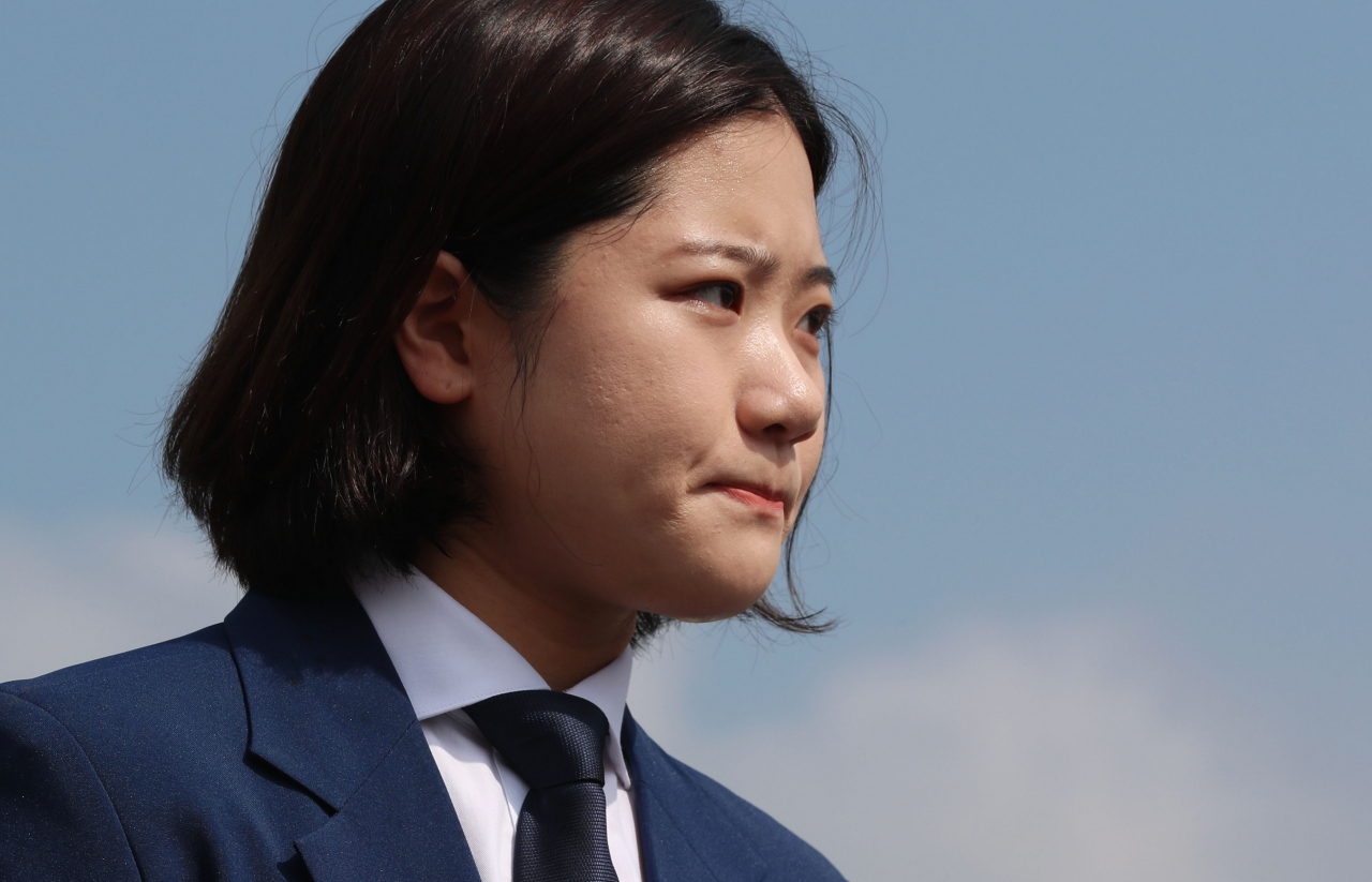 더불어민주당 박지현 전 공동비상대책위원장이 15일 국회 정문 앞에서 기자회견을 열고 차기 당대표 경선 출마 선언을 하고 있다. [연합]