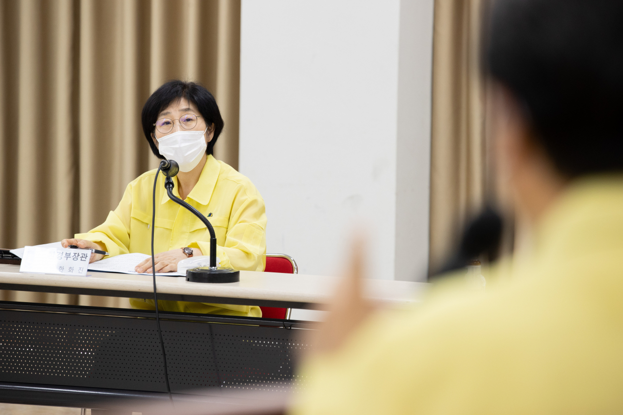한화진 환경부장관이 15일 오전 수돗물에서 깔따구 유충이 발견된 수원시 광교정수장을 방문해 정수장 위생관리 실태를 점검하고 “유충 모니터링을 통한 상시 예방체계 구축과 민원 발생시 초기 현장조사 대응을 철저히 해 조기 수습될 수 있도록 최선을 다 해줄 것을 당부하고 있다. [환경부 제공]