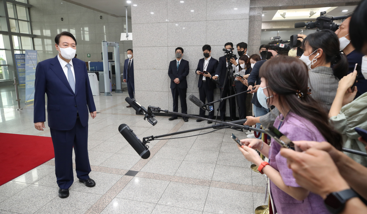 윤석열 대통령이 15일 오전 서울 용산 대통령실 청사로 출근, 기자들과 질의응답을 하고 있다. [연합]