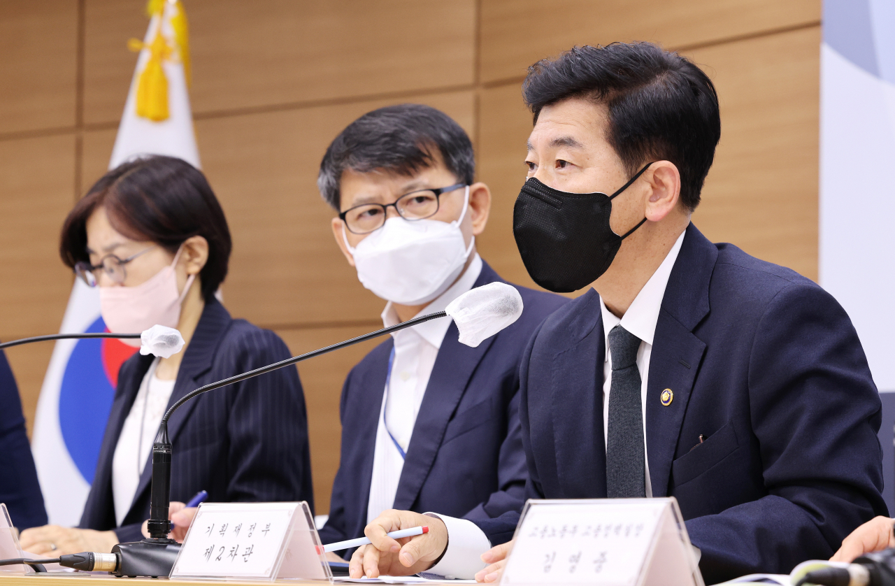 정부가 고물가-고금리로 소상공인·취약계층의 대출이 부실화하지 않도록 올해 최대 68조원 규모의 정책금융을 제공하되, 신규공급보다는 기존대출의 조정에 역점을 두기로 했다. 사진은 지난 6일 세종시 정부세종청사에서 국가재정전략회의 주요 내용을 설명하고 있는 최상대 기획재정부 2차관(오른쪽). [연합]