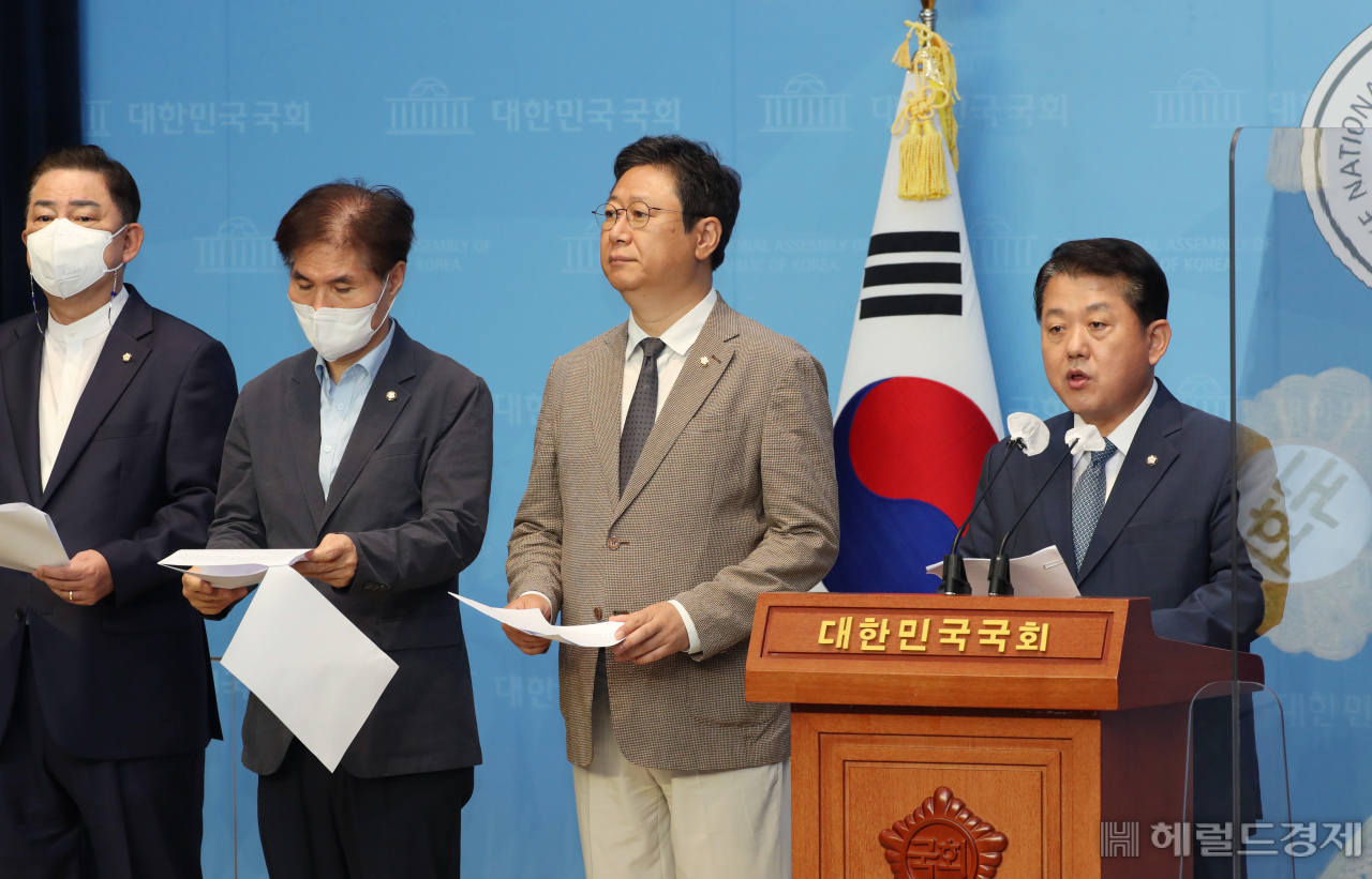 김병주 더불어민주당 서해 공무원 사망사건 TF 단장이 지난 13일 국회 소통관에서 흉악 범죄 북한 주민 북송 관련 팩트체크 기자회견을 하고 있다. 오른쪽부터 김병주 단장, 황희·이용선·김병기 위원.(자료사진) 이상섭 기자