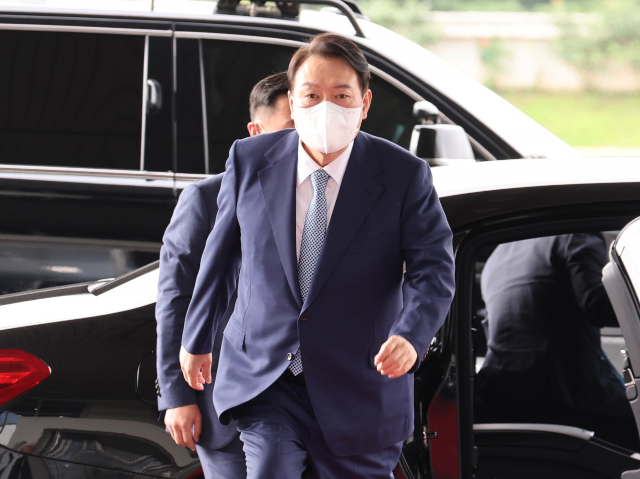 윤석열 대통령이 15일 오전 서울 용산 대통령실 청사로 출근하고 있다. [연합]