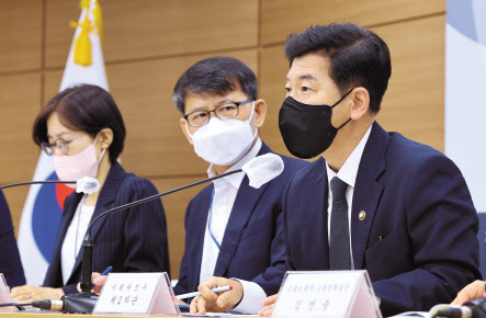 최근 세종시 정부세종청사에서 최상대(오른쪽) 기획재정부 2차관이 국가재정전략회의 주요 내용을 설명하고 있다 . [연합]