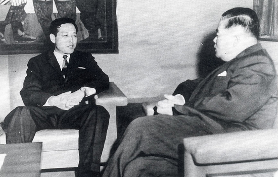 1962년 11월 12일 김종필(JP·36·왼쪽) 중앙정보 부장이 일본 외무성에서 오히라 마사요시(52) 외상과 회담하고 있다. 이날 협상에서 3000만 달러로 시작한 청구권 협상 금액이 ‘6억 달러+알파’까지 올라갔다. [김종필 자서전]