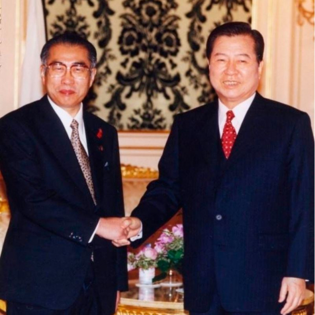 1998년 10월 김대중 대통령과 오부치 게이조 총리가 도쿄에서 정상회담에 앞서 악수하고 있다. [김대중노벨평화상기념관]