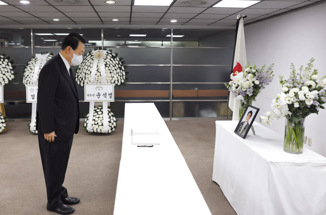 윤석열 대통령이 12일 오후 서울 종로구 주한일본대사관 공보문화원에 마련된 아베 신조 전 일본 총리 분향소를 찾아 조문하고 있다. [연합]