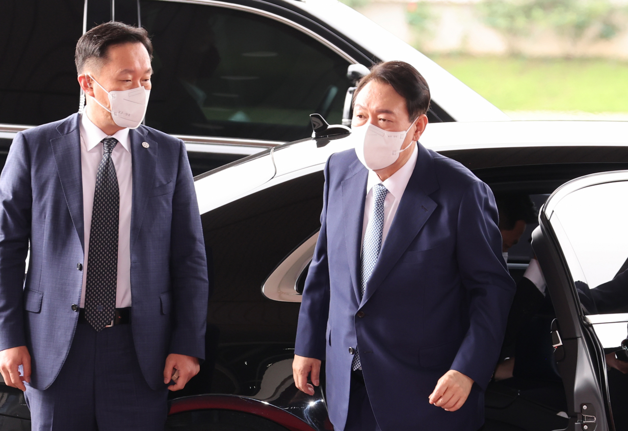 윤석열 대통령이 15일 오전 서울 용산 대통령실 청사로 출근하고 있다. [연합]