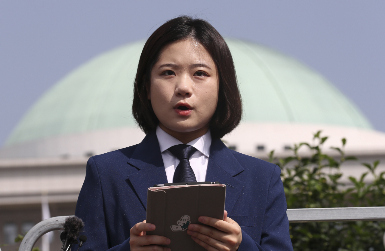 더불어민주당 박지현 전 공동비상대책위원장이 15일 국회 정문 앞에서 기자회견을 열고 차기 당대표 경선 출마 선언을 하고 있다. [연합]