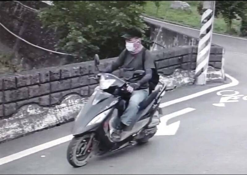 총격 현장 주변 감시 카메라에 잡힌 용의자가 오토바이를 타고 달아나는 모습이다. [대만연합시보]