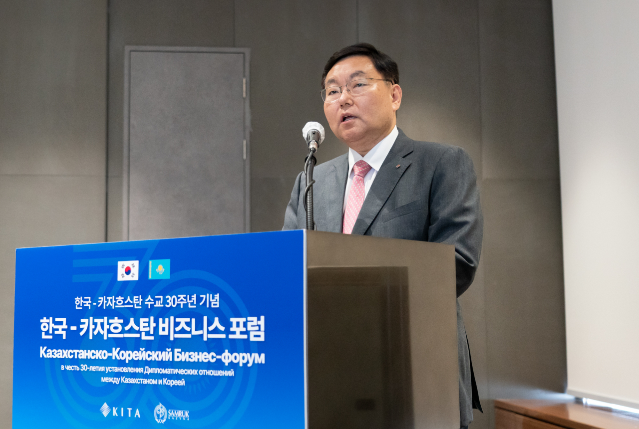 김현철 무역협회 글로벌협력본부장이 15일 한국무역협회가 개최한 ‘한-카자흐스탄 비즈니스 포럼’에서 개회사를 하고 있다. [무협 제공]