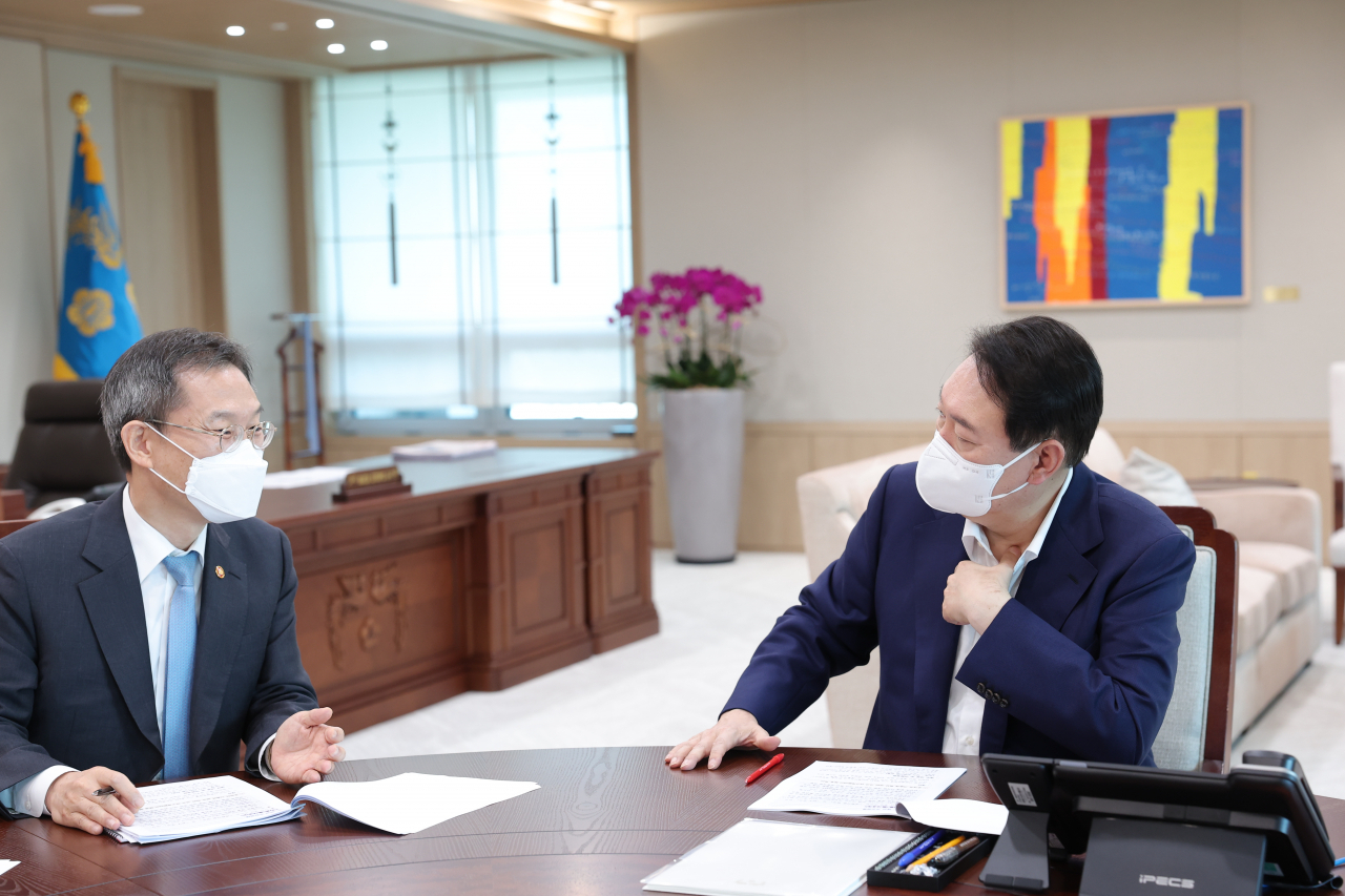 윤석열 대통령이 15일 오후 서울 용산 대통령실청사에서 이종호 과학기술정보통신부 장관(왼쪽)으로부터 부처 업무보고를 받고 있다. [연합]