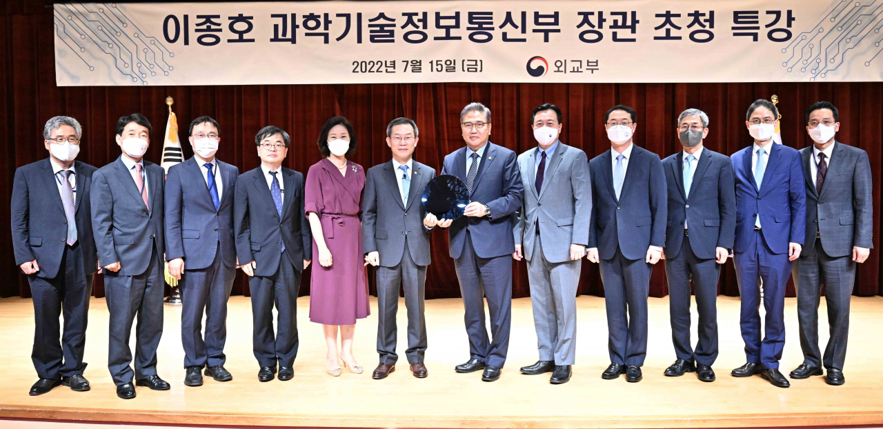 박진 외교부 장관과 이종호 과학기술정보통신부 장관이 15일 정부서울청사 외교부에서 기념 촬영하고 있다. 이 장관은 이날 외교부 직원을 대상으로 반도체에 관한 강연을 했다. [연합]