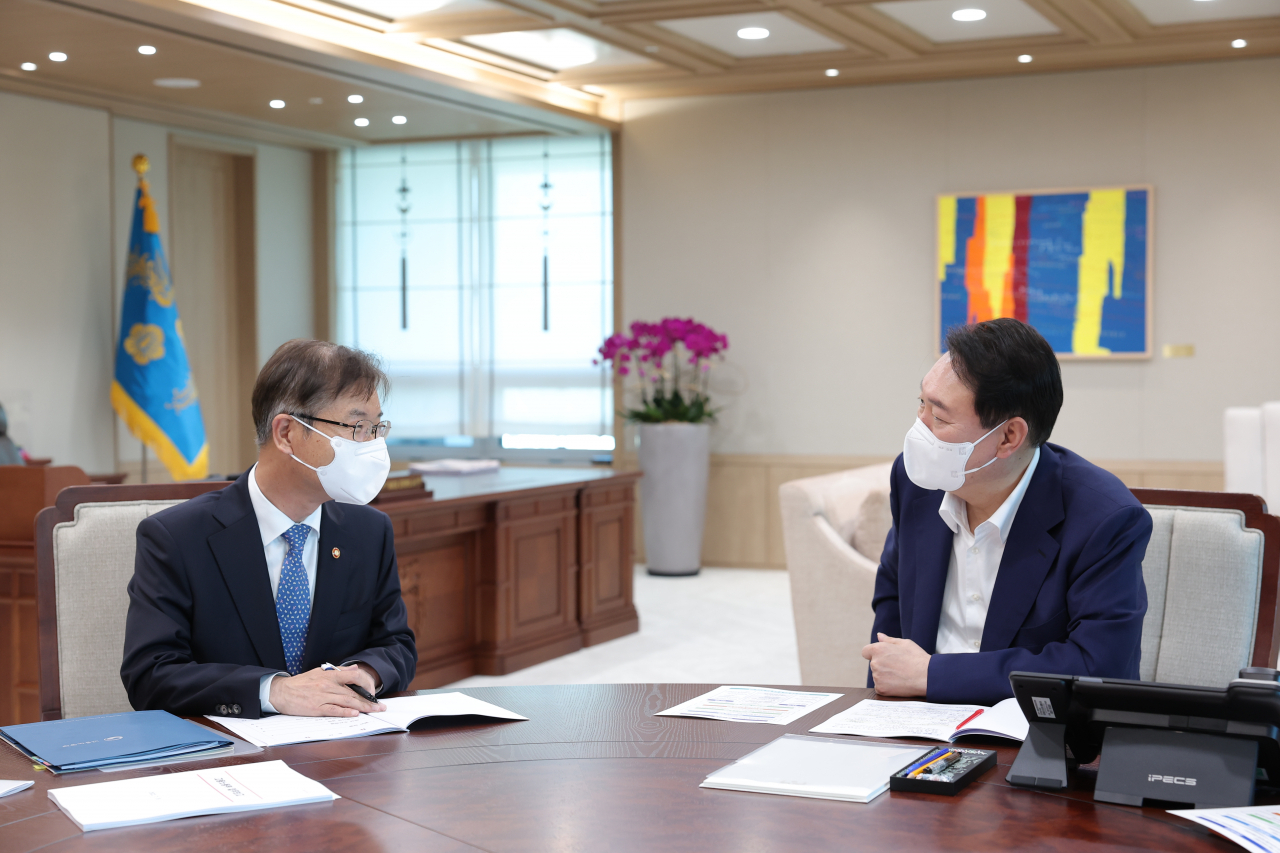 윤석열 대통령이 15일 오후 서울 용산 대통령실청사에서 이정식 고용노동부 장관(왼쪽)으로부터 부처 업무보고를 받고 있다. [연합]