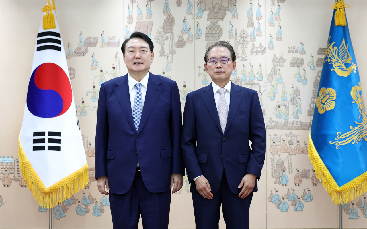 윤석열 대통령이 15일 오후 서울 용산 대통령실 청사에서 열린 대통령 자문위원 위촉식에서 변양균 전 청와대 정책실장에게 경제고문 위촉장을 수여한 뒤 기념촬영을 하고 있다. [연합]